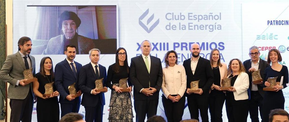 La vicepresidenta tercera del Gobierno de España y ministra de Transición Ecológica y Reto Demográfico, Teresa Ribera (3d), posa con los premiados durante la entrega de los XXXIII Premios de la Energía que concede el Club Español de la Energía, a 17 de 