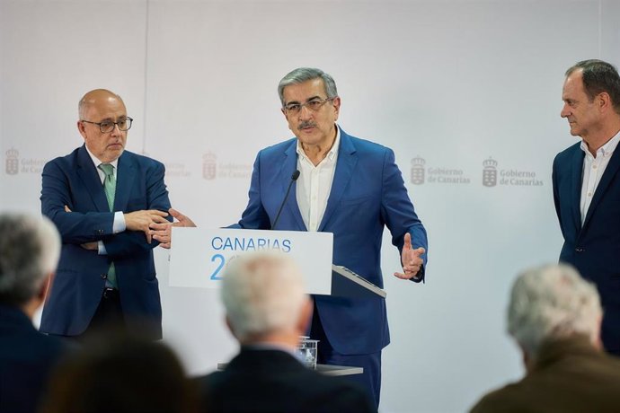 El vicepresidente del Gobierno de Canarias, Román Rodríguez, con el presidente del Cabildo de Gran Canaria, Antonio Morales