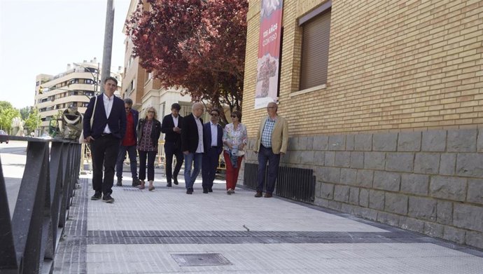 El candidato del PSOE a la Alcaldía de Huesca, Luis Felipe, con otros candidatos socialistas.