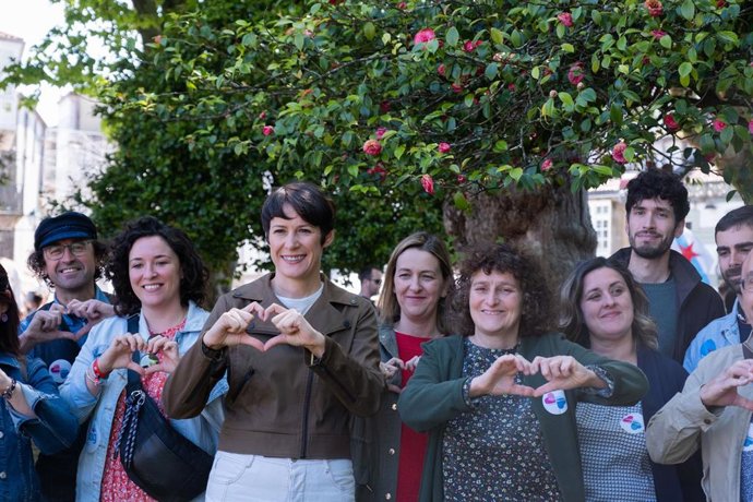 La portavoz nacional del BNG, Ana Pontón (3i) durante una manifestación por el Día de las Letras Galegas, que se celebra hoy, a 17 de mayo de 2023, en Santiago de Compostela, A Coruña, Galicia (España). El Día de las Letras Gallegas es una celebración i