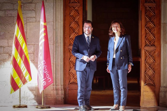 El presidente de la Generalitat, Pere Aragons, con la presidenta de la Regió d'Occitnia, Carole Delga, este miércoles en la Generalitat.