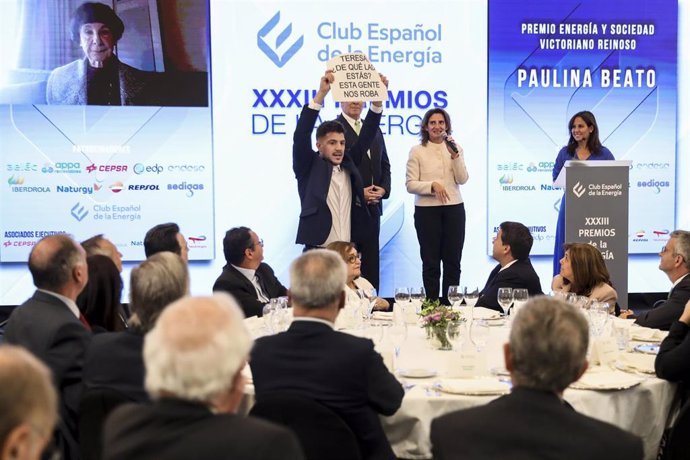 Ctivistas Climáticos Y Sociales Han Irrumpido Esta Mañana En Los XXXIII Premios De La Energía, Para Lanzar Un Mensaje A La Ministra Para La Transición Ecológica, Teresa Ribera, Y A Los Directivos De Las Principales Empresas Energéticas Españolas.