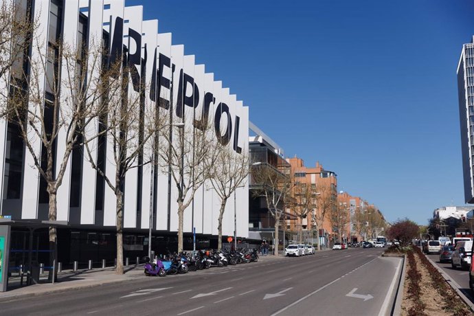 Archivo - Fachada de la sede de Repsol, a 27 de marzo de 2023, en Madrid (España).