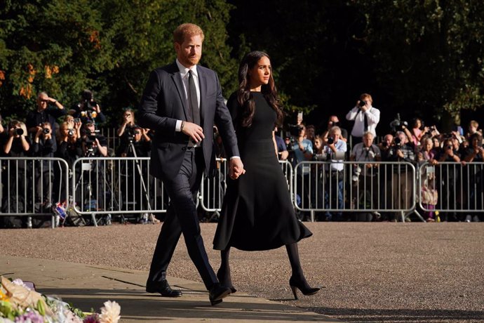 Archivo - 10 September 2022, United Kingdom, Windsor: Prince Harry (L), the Duke of Sussex, and his wife Meghan Markle, the Duchess of Sussex, arrive to meet members of the public at Windsor Castle in Berkshire following the death of Queen Elizabeth II 