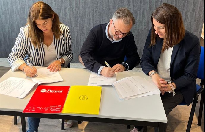 Laura Lluci, Israel Del Arco Y Anna Parera Firmando El Acuerdo De Colaboración.