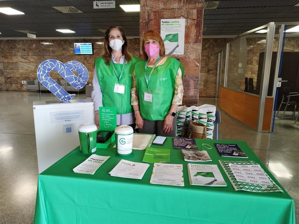 Voluntarios de la Asociación Española Contra el Cáncer (AECC) en las instalaciones del Hospital Vithas Sevilla