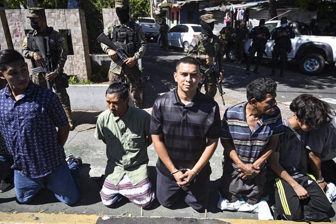 Archivo - Supuestos pandilleros de la mara Barrio 18, detenidos en San Salvador.