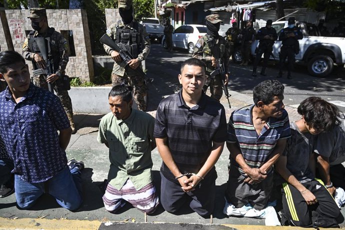 Archivo - December 24, 2022, San Salvador, El Salvador: Alleged ''Barrio 18'' gang members are seen handcuffed..Police and military perform a siege in the Tutunichapa Community, a historical point for drug trafficking in the Salvadoran capital, as part 