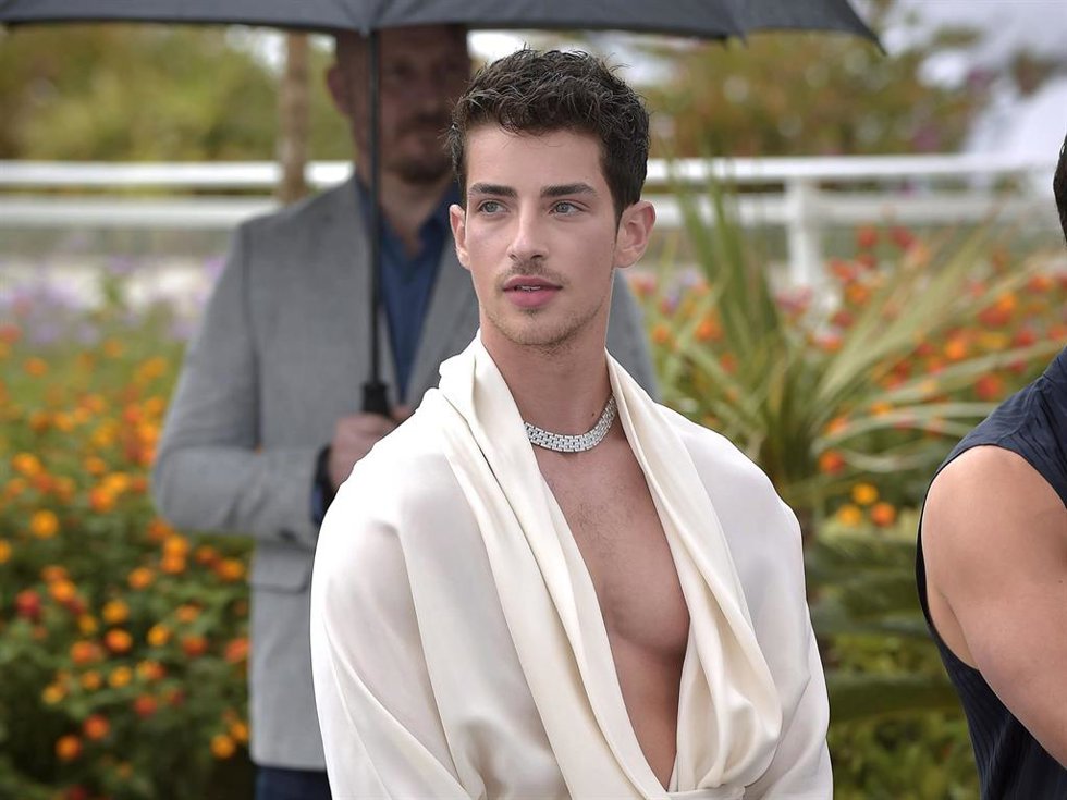 El actor español Manu Ríos posa en la presentación de la película Extraña forma de vida en el Teatro Debussy durante el Festival de Cine de Cannes, a 17 de Mayo de 2023, Cannes, región de Provenza-Alpes-Costa Azul (Francia)