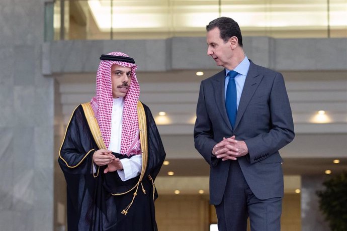 El presidente sirio, Bashar al Assad, y el ministro de Exteriores saudí, Faisal bin Farhan