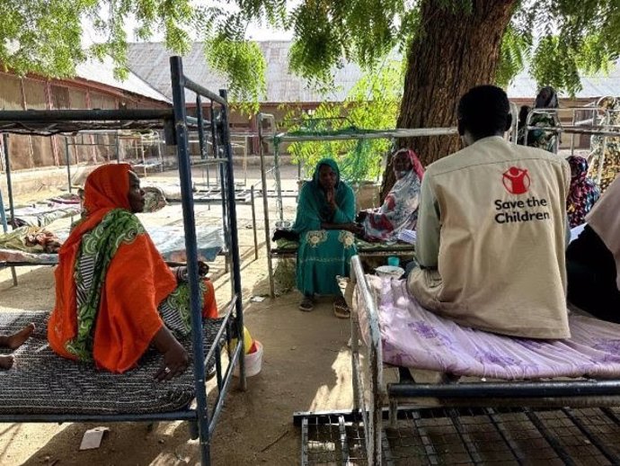 Un trabajador de Save The Children junto a un grupo de mujeres en Sudán.