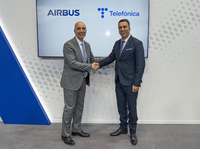 Archivo - De izquierda a derecha: Francisco Javier Sánchez Segura, vicepresidente ejecutivo de Airbus España, y José Luís Gilpérez, director ejecutivo de AGE, Defensa y Seguridad en Telefónica España.