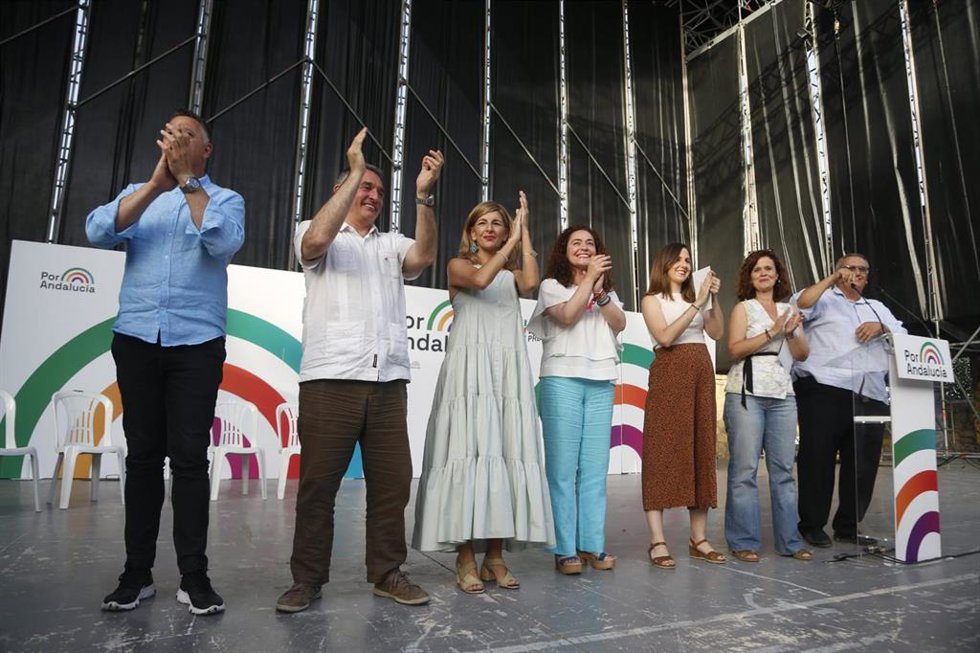 Archivo - La candidata de Por Andalucía a la Presidencia de la Junta, Inma Nieto (4i), junto a la vicepresidenta segunda, Yolanda Díaz (3i) y la líder de Podemos y ministra de Derechos Sociales, Ione Belarra (3d) en una foto de archivo de la campaña de
