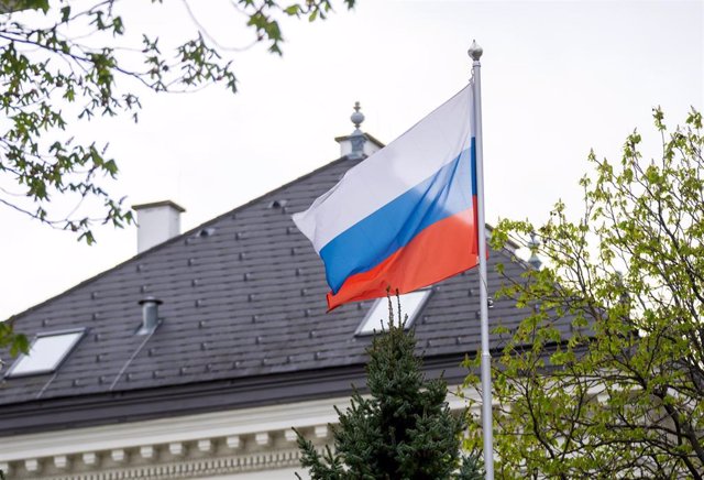 Archivo - Una bandera rusa en la Embajada de Rusia en la capital de Austria, Viena