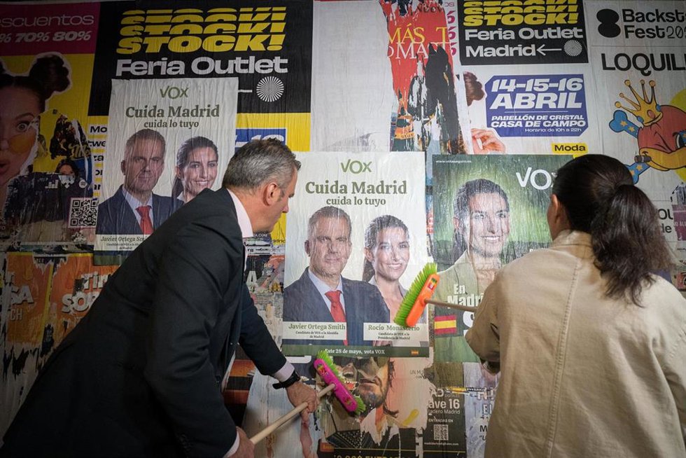 Rocío Monasterio y Ortega Smith durante la pegada de carteles de Vox Madrid de cara al 28M, a 11 de mayo de 2023, en Madrid (España). Esta noche comienza de forma oficial la campaña electoral de las elecciones autonómicas y municipales en toda España. E