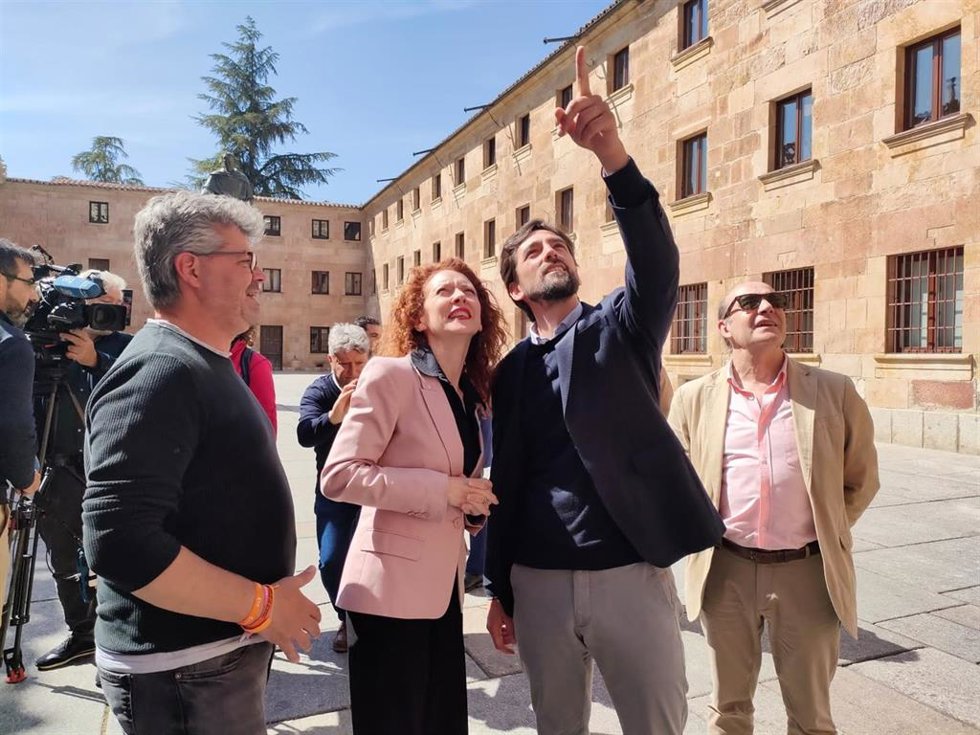 El secretario general de Ciudadanos, Adrián Vázquez, junto a la candidata de Cs en Salamanca, Ana Suárez.