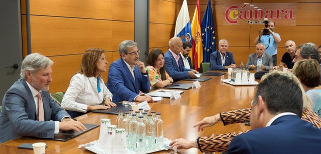 El candidato de NC a la Presidencia del Gobierno de Canarias, Román Rodríguez, en un encuentro con representantes de la Camara de Comercio de Gran Canaria