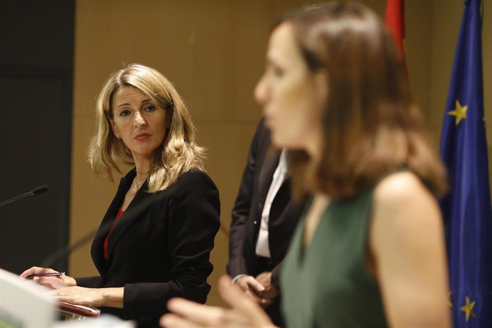 Archivo -  La vicepresidenta tercera del Gobierno, Yolanda Díaz, y la secetaria general de Podemo, la ministra Ione Belarra, en una foto de archivo