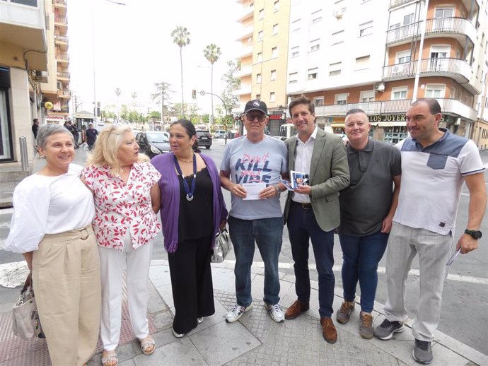 El candidato a la Alcaldía de Huelva y portavoz del Grupo Municipal de Ciudadanos (CS) en el Ayuntamiento de la capital, Guillermo García de Longoria, junto a parte de su equipo,en Isla Chica.