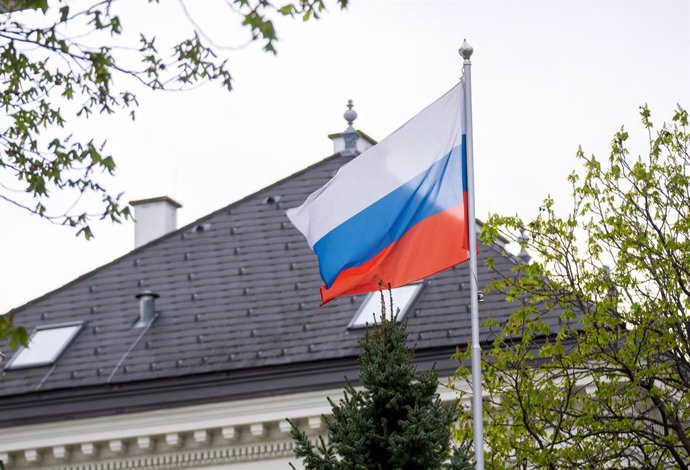 Archivo - Una bandera russa a l'ambaixada de Rússia a Viena