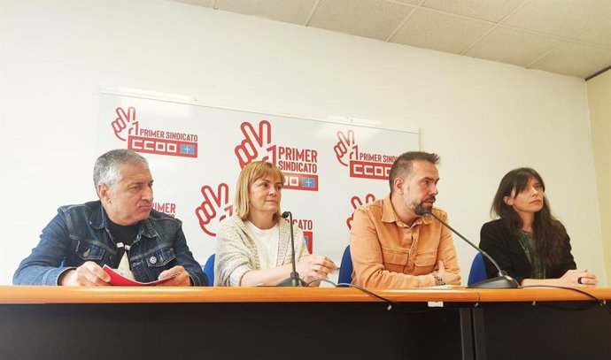 La candidatura de Podemos junto al secretario de CCOO, José Manuel Zapico.
