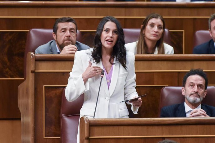La portavoz de Ciudadanos en el Congreso, Inés Arrimadas, interviene durante una sesión plenaria en el Congreso de los Diputados.