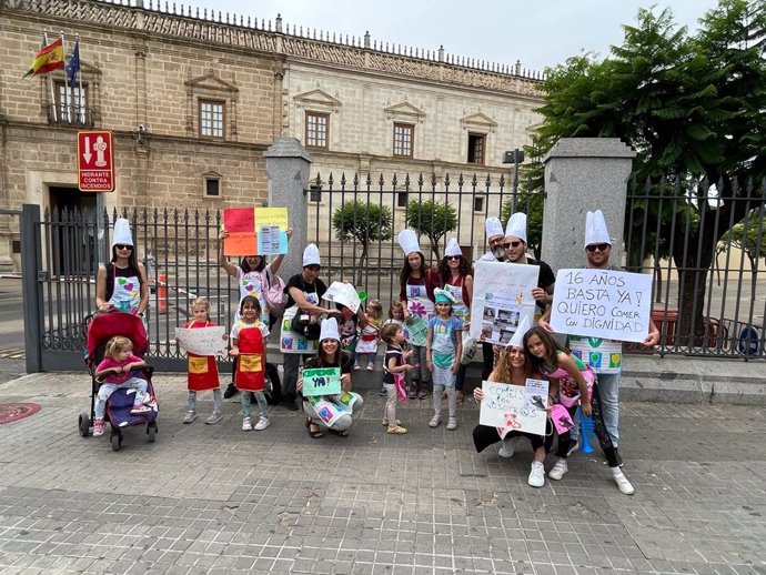 Concentración en el Parlamento de Andalucía de familias afectadas por el estado del comedor del CEIP Valdés Leal, en Sevilla.