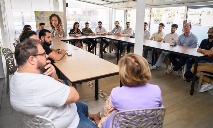 La candidata del PP de Almería mantiene un encuentro con asociaciones juveniles.