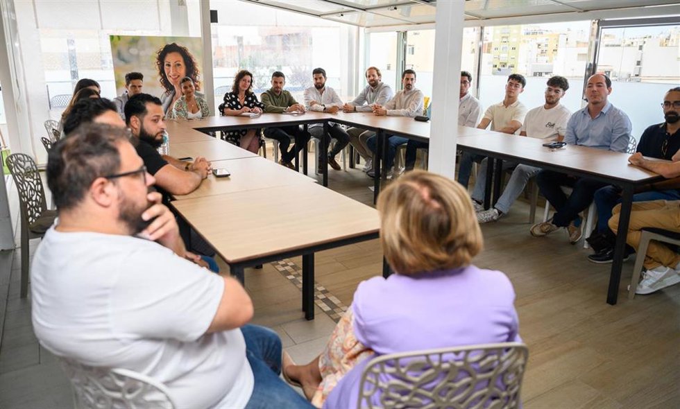 La candidata del PP de Almería mantiene un encuentro con asociaciones juveniles.