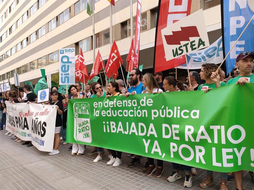 Representantes sindicales y de las AMPA durante la concentración contra el cierre de aulas.