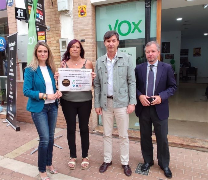 El candidato a la Alcaldía de Huelva por Vox, Wenceslao Font, ha mantenido este miércoles una nueva reunión con representantes de la Plataforma Afectados por la Ocupación.