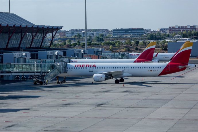 Archivo - Aviones de Iberia en la pista de la terminal 