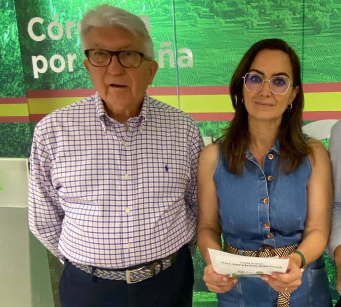 La candidata de Vox a la Alcaldía de Córdoba, Yolanda Almagro, junto a Pepe Tuñón.