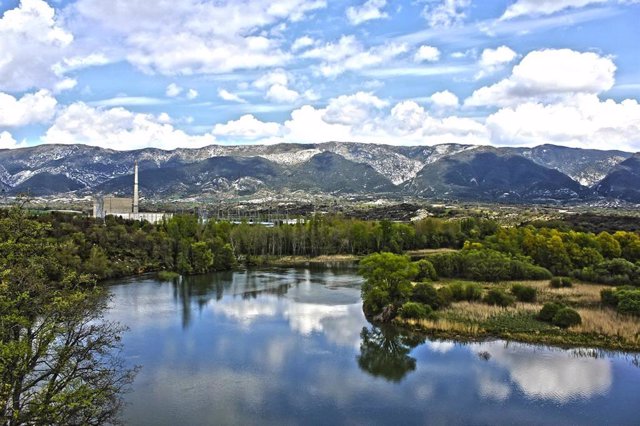 Imagen de la Central Nuclear de Santa María de Garoña y el paisaje que la rodea.