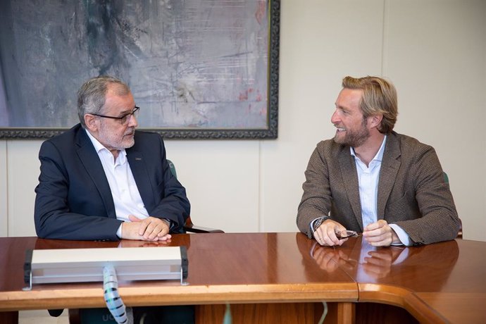 El candidato del PRC a la Alcaldía de Santander, Felipe Piña, se reúne con el rector de la UC, Ángel Pazos