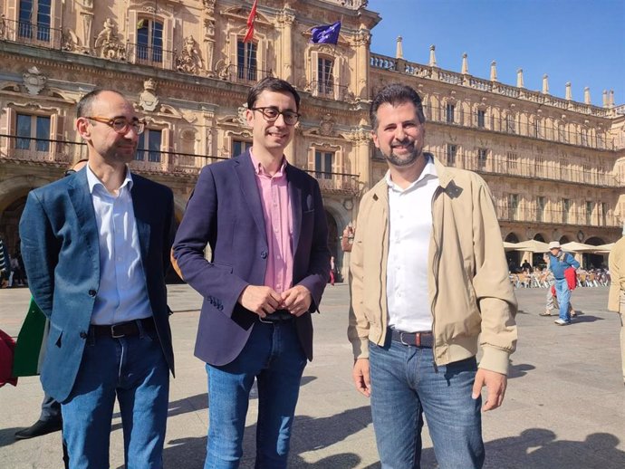 El secretario general del PSOECyL, Luis Tudanca (d), junto a los socialistas salmantinos José Luis Mateos (c) y David Serrada (i).