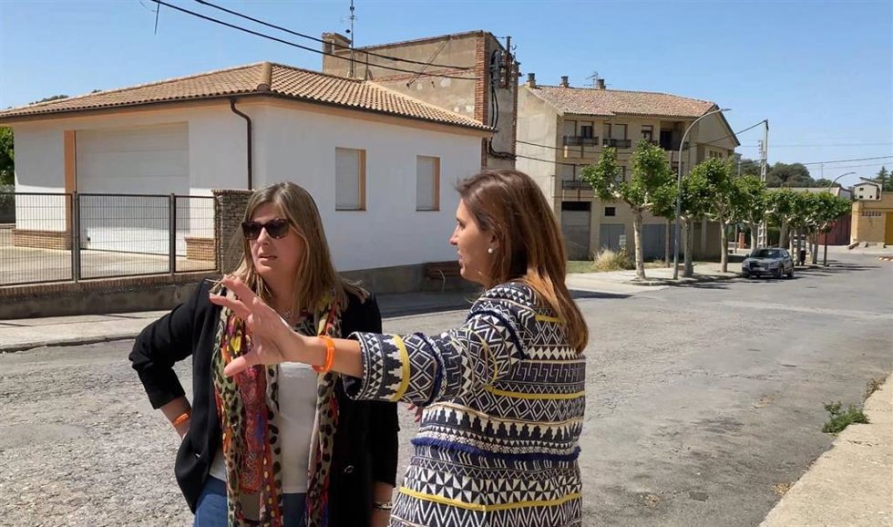 La candidata de Cs Tu Aragón, Jara Bernués. Y la alcaldesa de Estadilla, Pilar Lleyda