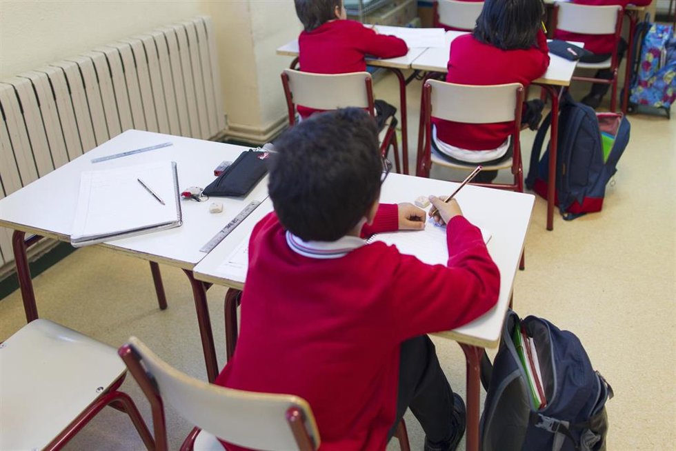 Archivo - Un niño en un aula.