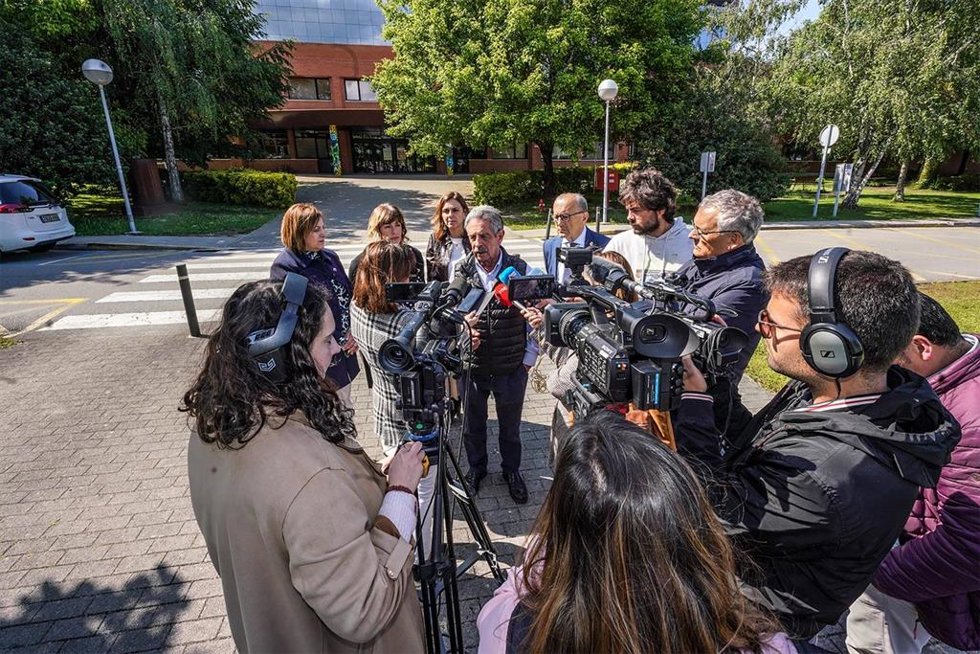 El presidente de Cantabria y candidato a la reelección por elnPRC, Miguel Ángel Revilla, en declaraciones a los medios en el recinto del Hospital Sierrallana.