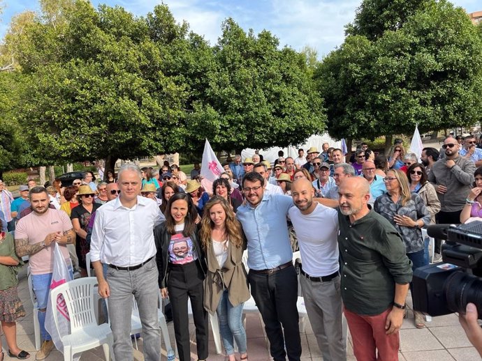 La secretaria general de Podemos, Ione Belarra, la portavoz estatal de Podemos, María Teresa Pérez; el candidato a la Presidencia de la Generalitat, Héctor Illueca; y el candidato a la Alcaldía de Alicante, Manolo Copé, con otros miembros de UP.