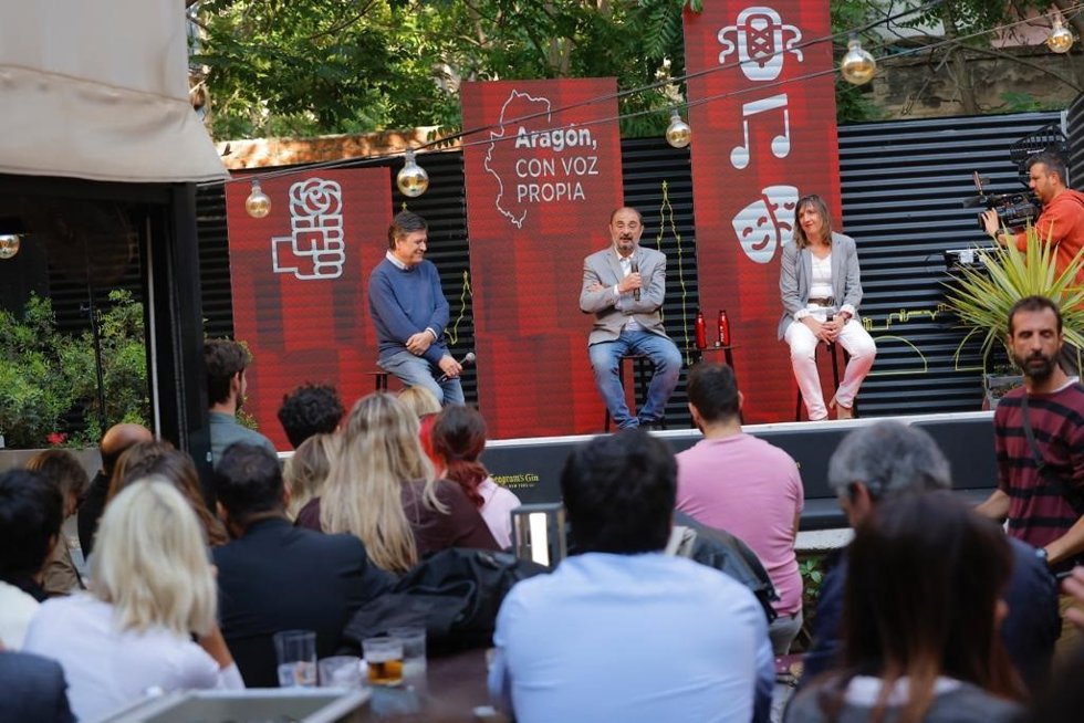 El candidato del PSOE a la Presidencia de Aragón, Javier Lambán, y la candidata socialista a la Alcaldía de Zaragoza, Lola Ranera, participan en un acto con el sector de la cultura.