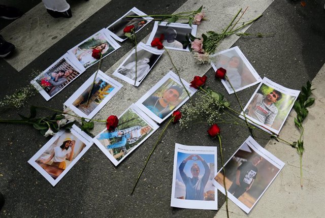 Archivo - Imágenes y rosas rojas de los asesinados en Irán durante las protestas por la muerte de Masha Amini, frente a la embajada de Irán, a 28 de septiembre de 2022, en Madrid (España). 