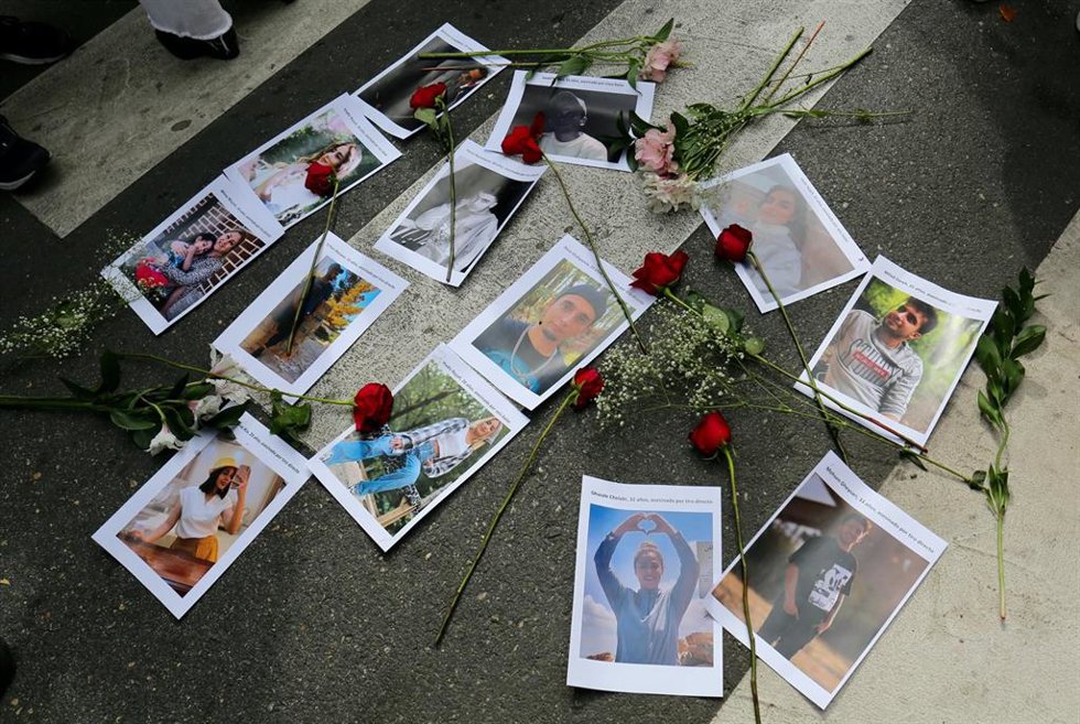 Archivo - Imágenes y rosas rojas de los asesinados en Irán durante las protestas por la muerte de Masha Amini, frente a la embajada de Irán, a 28 de septiembre de 2022, en Madrid (España).