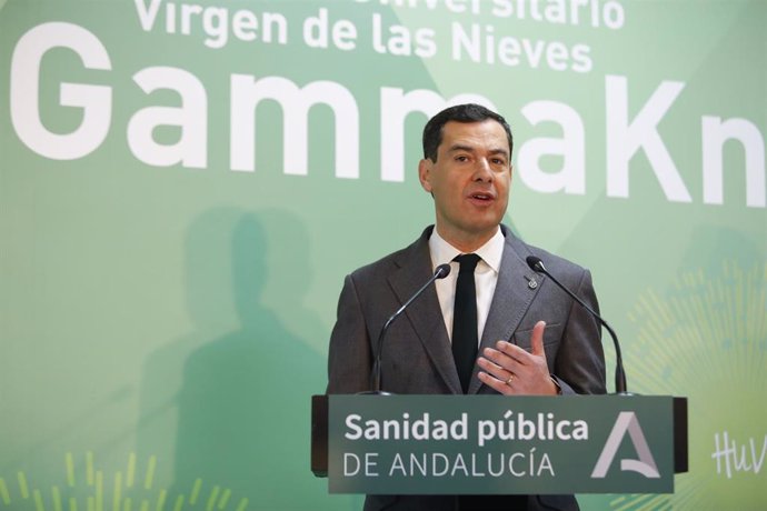 Archivo - El presidente de la Junta, Juanma Moreno, durante su atención a medios en la presentación de 'Gammaknife' en el Hospital Virgen de las Nieves de Granada. (Foto de archivo).