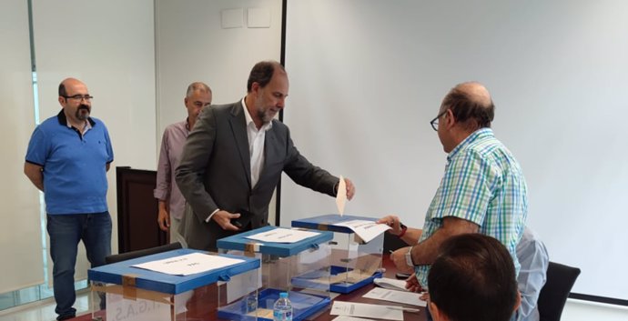 Nicolás Ruiz Reyes, ejerciendo su derecho a voto