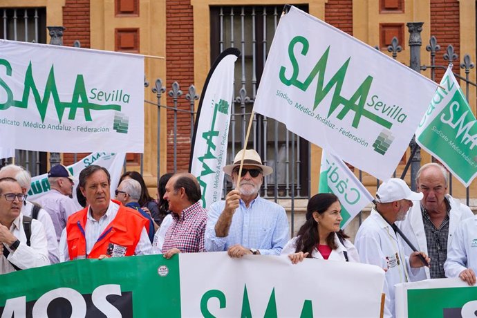 Personal de Sindicato Médico Andaluz protesta a las puertas del Palacio de San Telmo, a 17 de mayo de 2023, en Sevilla, (Andalucía, España) 