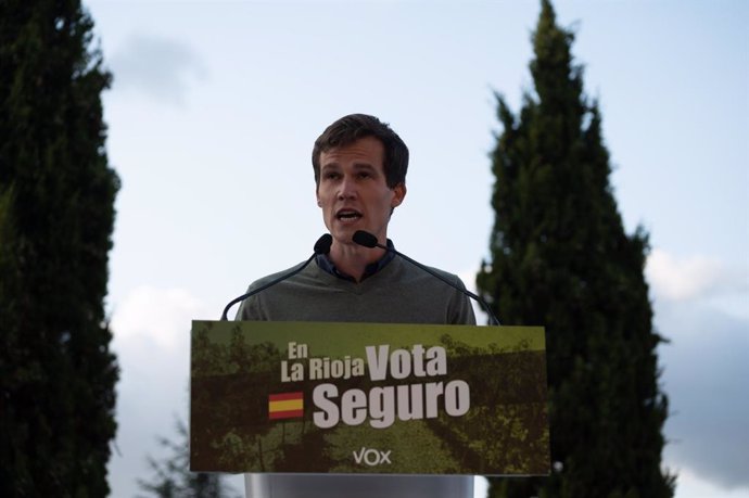 El candidato de Vox a la presidencia del Gobierno de La Rioja, Ángel Alda, en  un acto de campaña en Logroño