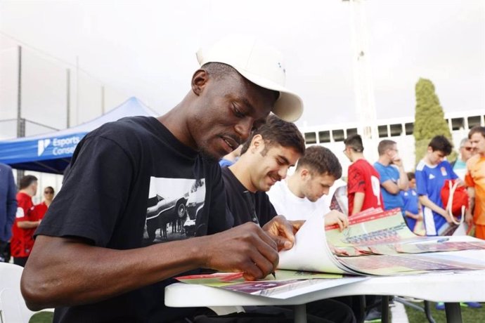 Jugadores del RCD Mallorca firman autógrafos.