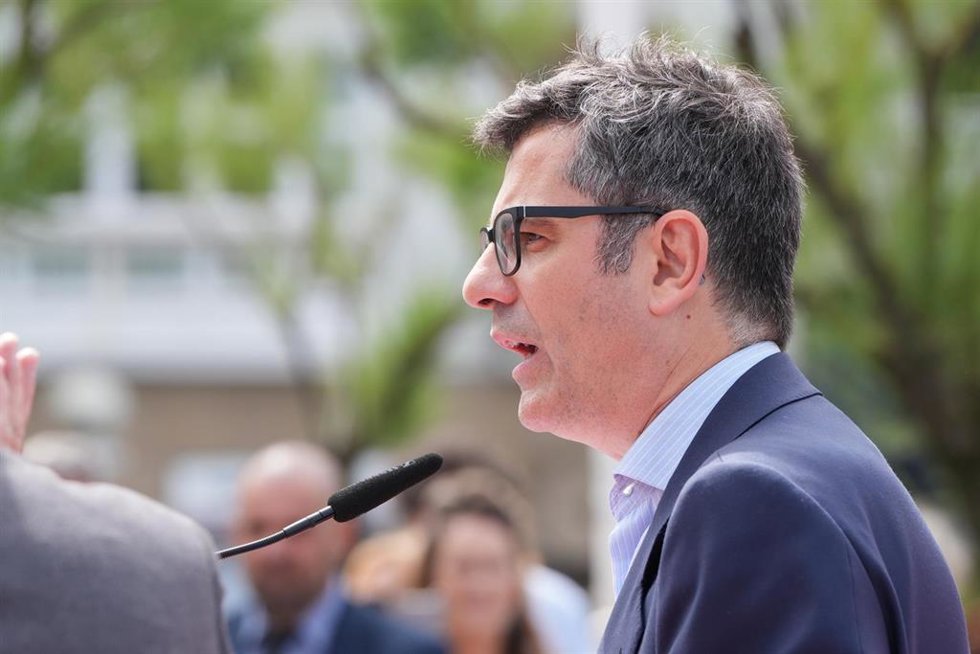 El ministro de la Presidencia, Relaciones con las Cortes y Memoria Democrática, Félix Bolaños, interviene durante un acto político del PSE-EE, a 27 de abril de 2023, en San Sebastián, Guipúzcoa, País Vasco (España). El acto se celebra con motivo de las 