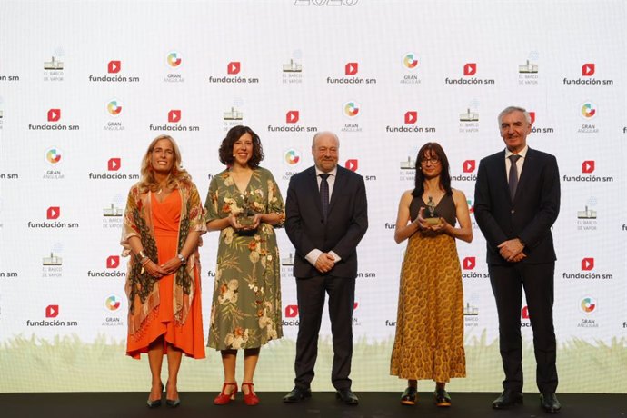 De izquierda a derecha, la viceconsejera de Política de Educativa, Rocío Albert; la ganadora del Premio SM Gran Angular 2023, Patricia García-Rojo; el secretario de Estado de Educación, José Manuel Bar Cendón; la ganadora del Premio SM El Barco de Vapor